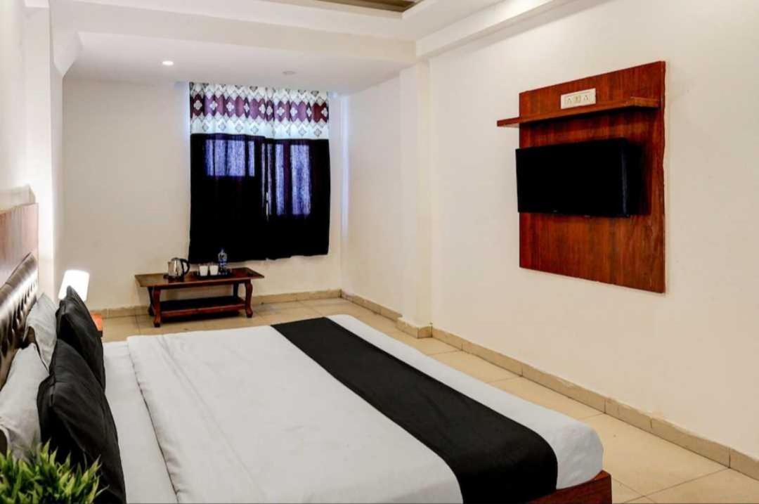 Hotel O Anshu B&B Nuova Delhi Esterno foto