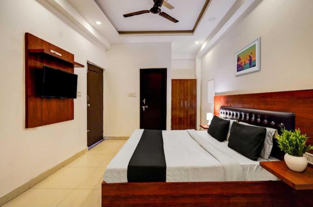 Hotel O Anshu B&B Nuova Delhi Esterno foto
