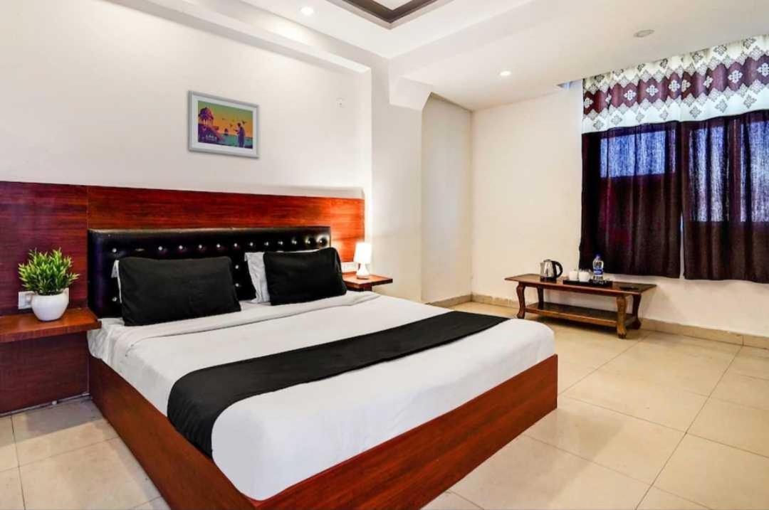 Hotel O Anshu B&B Nuova Delhi Esterno foto