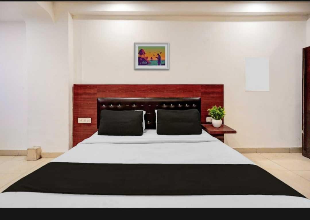 Hotel O Anshu B&B Nuova Delhi Esterno foto