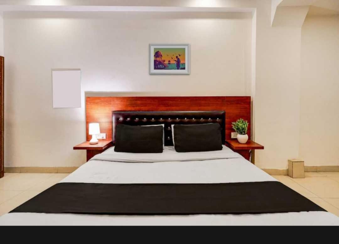 Hotel O Anshu B&B Nuova Delhi Esterno foto